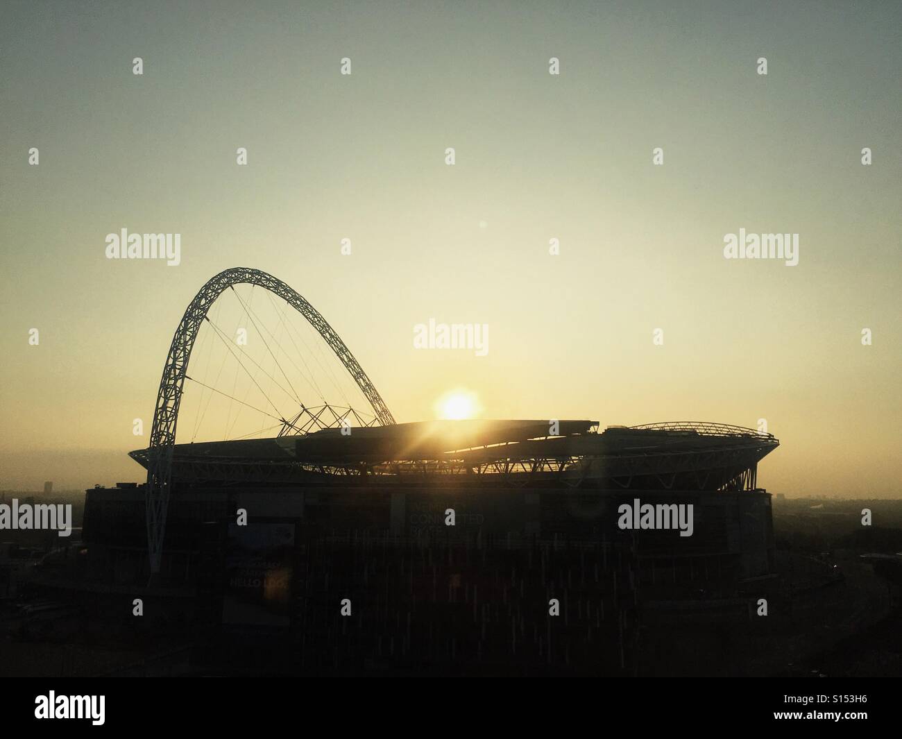 Sonnenaufgang über dem Wembley-Stadion. Stockfoto