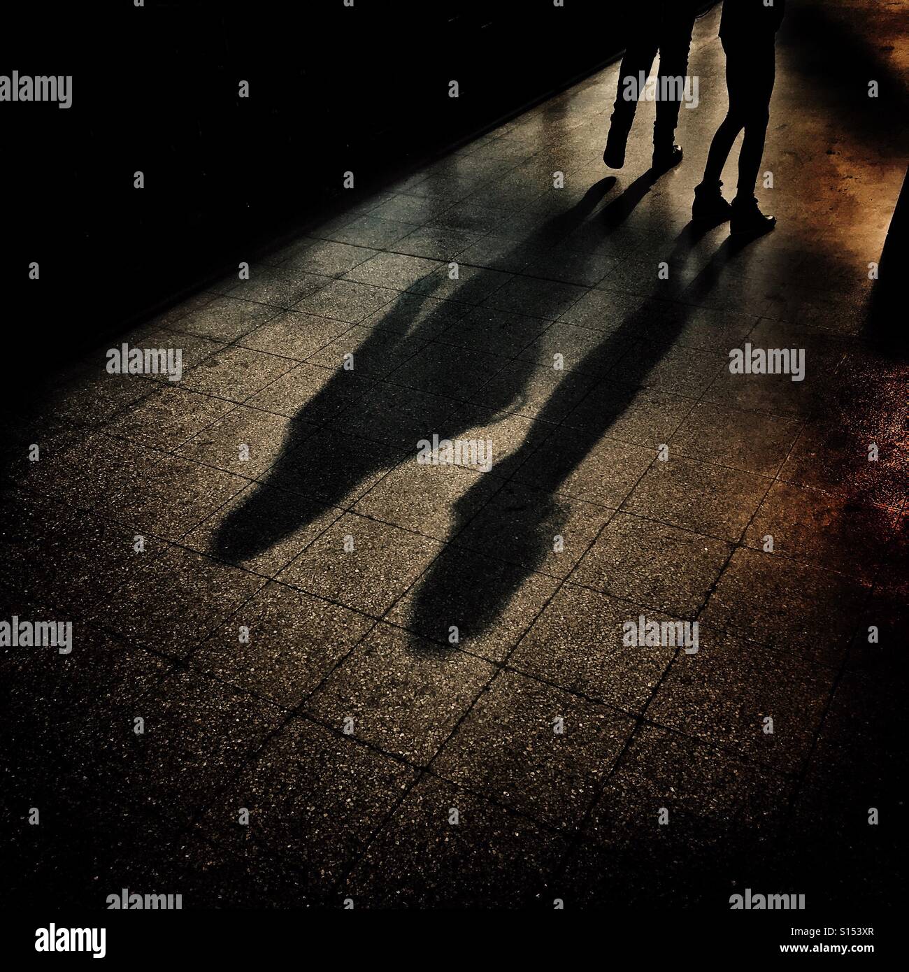 Schatten von Mutter und Tochter im Betonboden Stockfoto