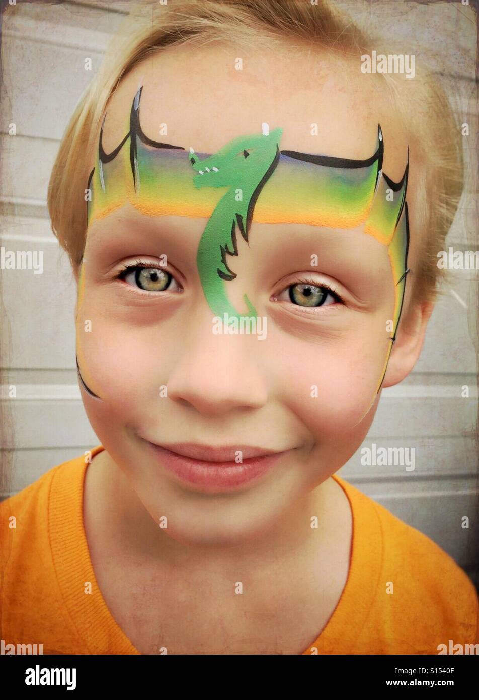 Junges Mädchen mit grünen Sterne Gesicht malen über Auge Stockfotografie -  Alamy