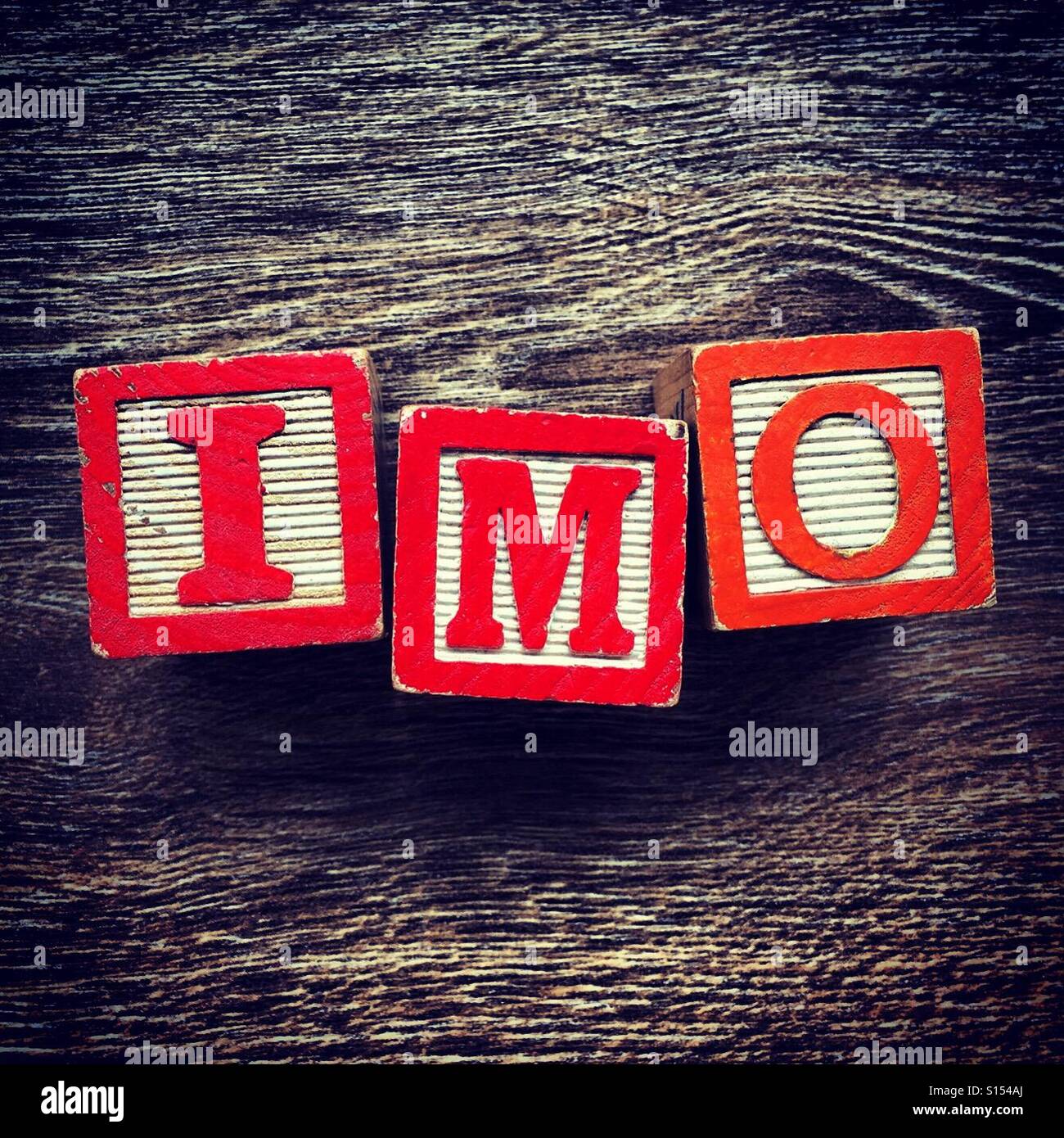 IMO Abkürzung geschrieben mit Alphabet Holzblock Brief Spielzeug Stockfoto