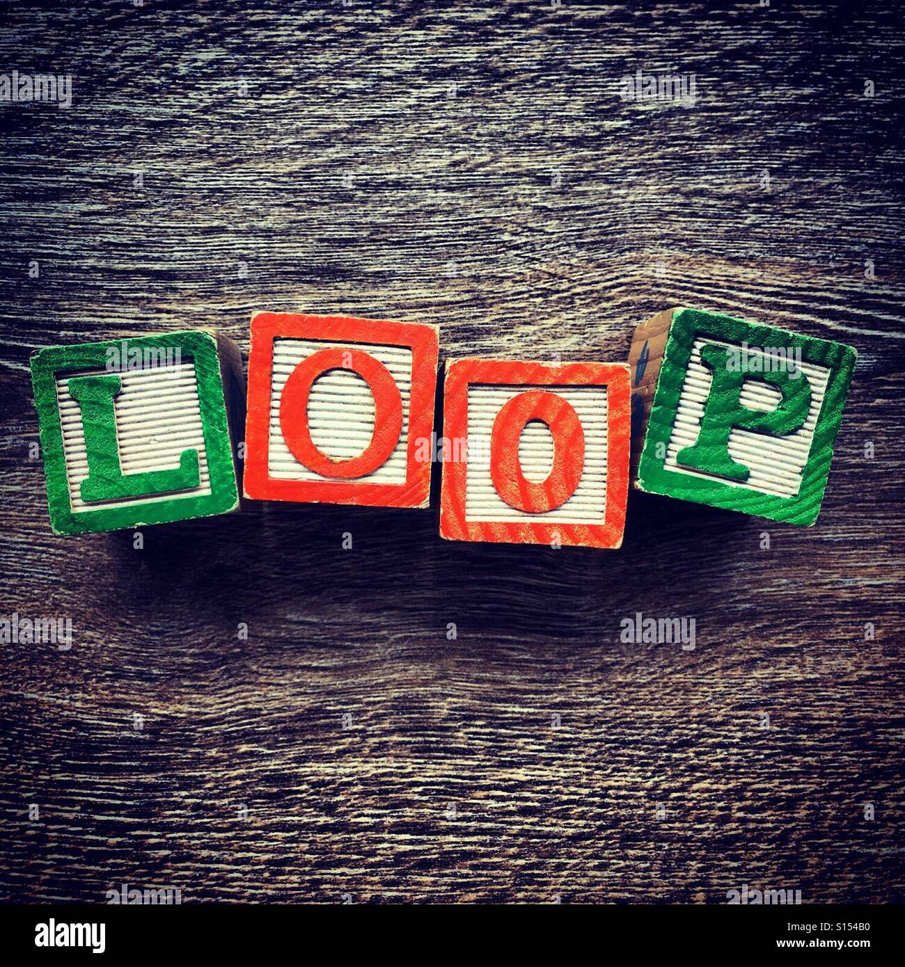 LOOP-Wort geschrieben mit Alphabet Holzblock Brief Spielzeug Stockfoto