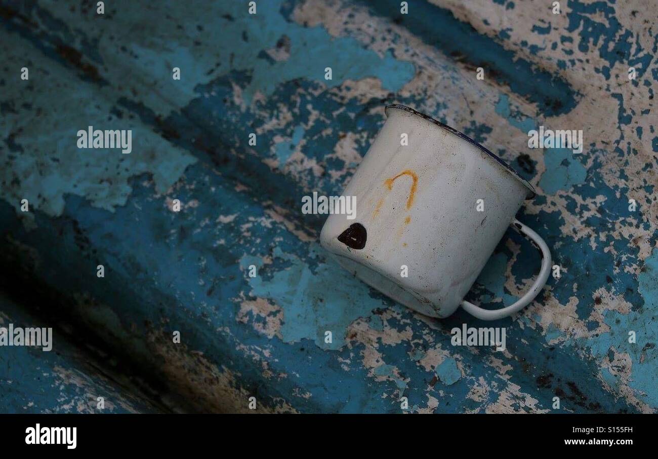 Rusty Tin Cup - Smartphone-aufgenommenes Stockfoto