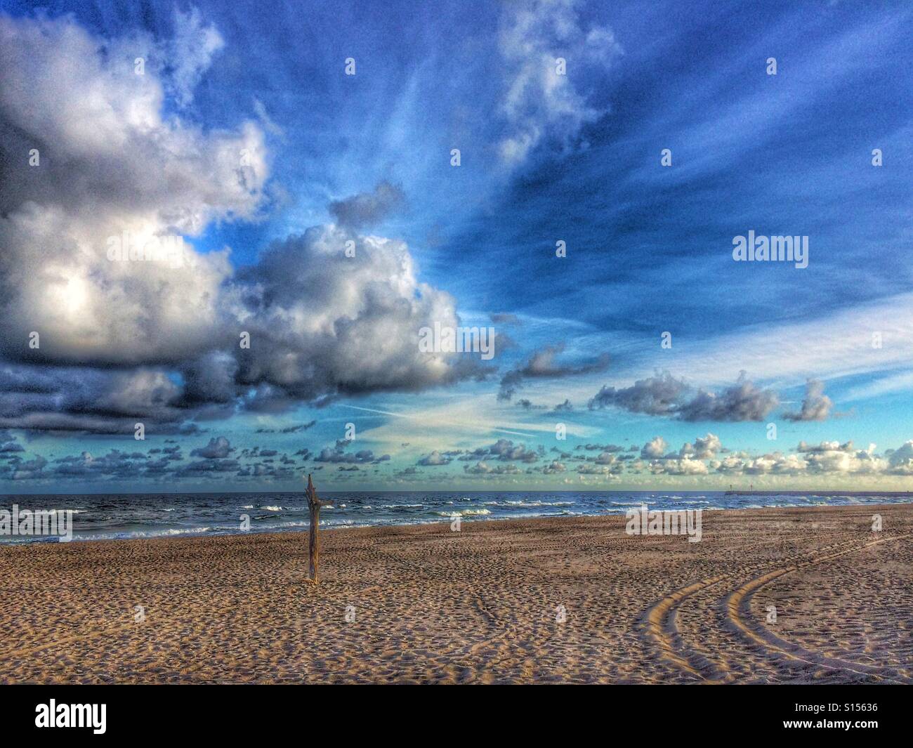 Einsamer Strand mit dramatische Wolken Stockfoto