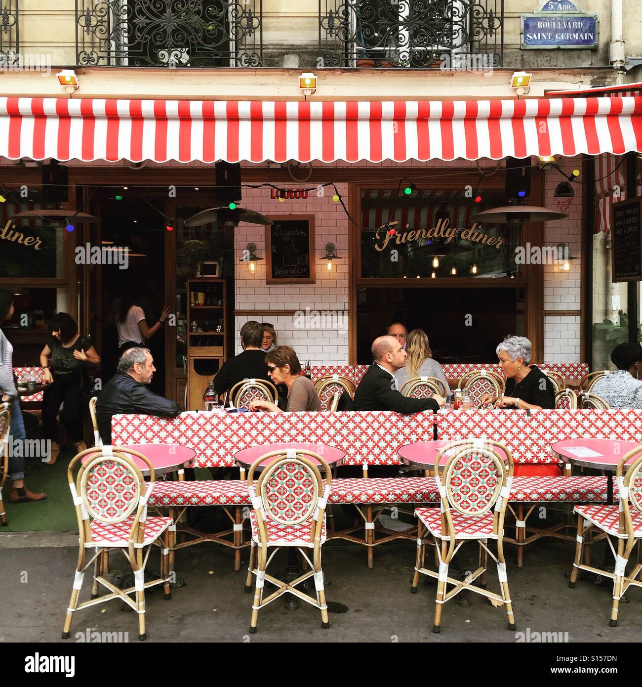 Typisches Café Paris Frankreich - Smartphone-aufgenommenes Stockfoto