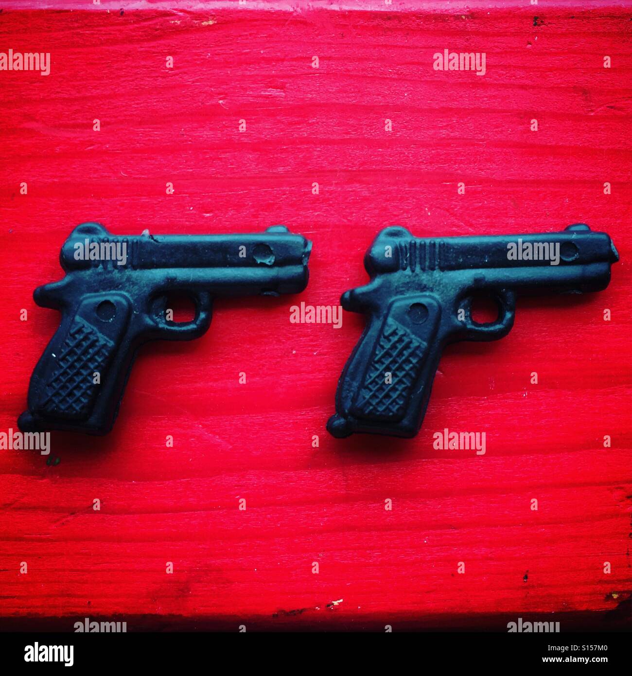Zwei Kanonen auf rotem Grund - Smartphone-aufgenommenes Stockfoto