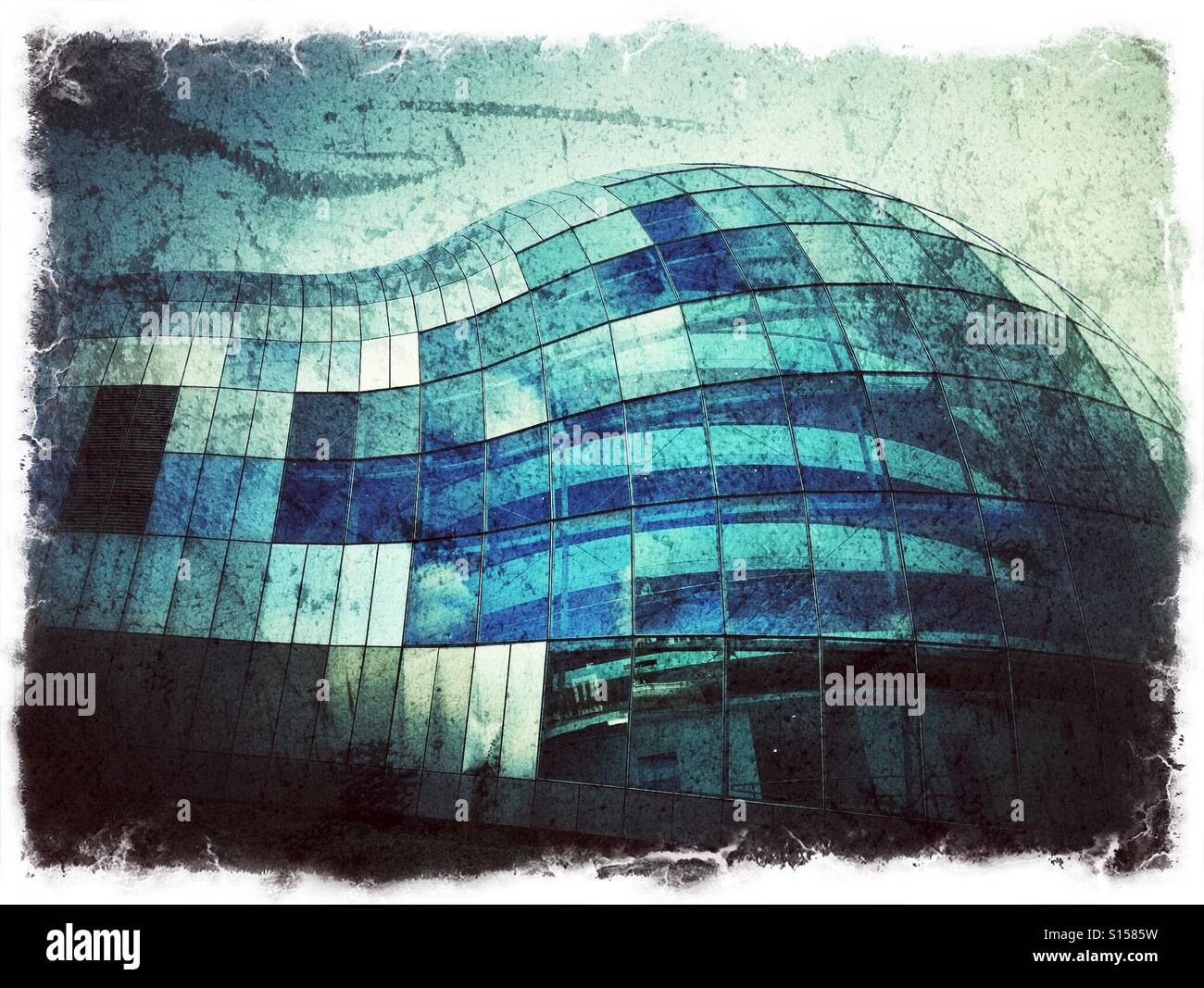 Moderne Architektur-Salbei, Gebäude, Gateshead mit blauem Himmel Reflexionen und Grunge-Overlay - Smartphone-aufgenommenes Stockfoto