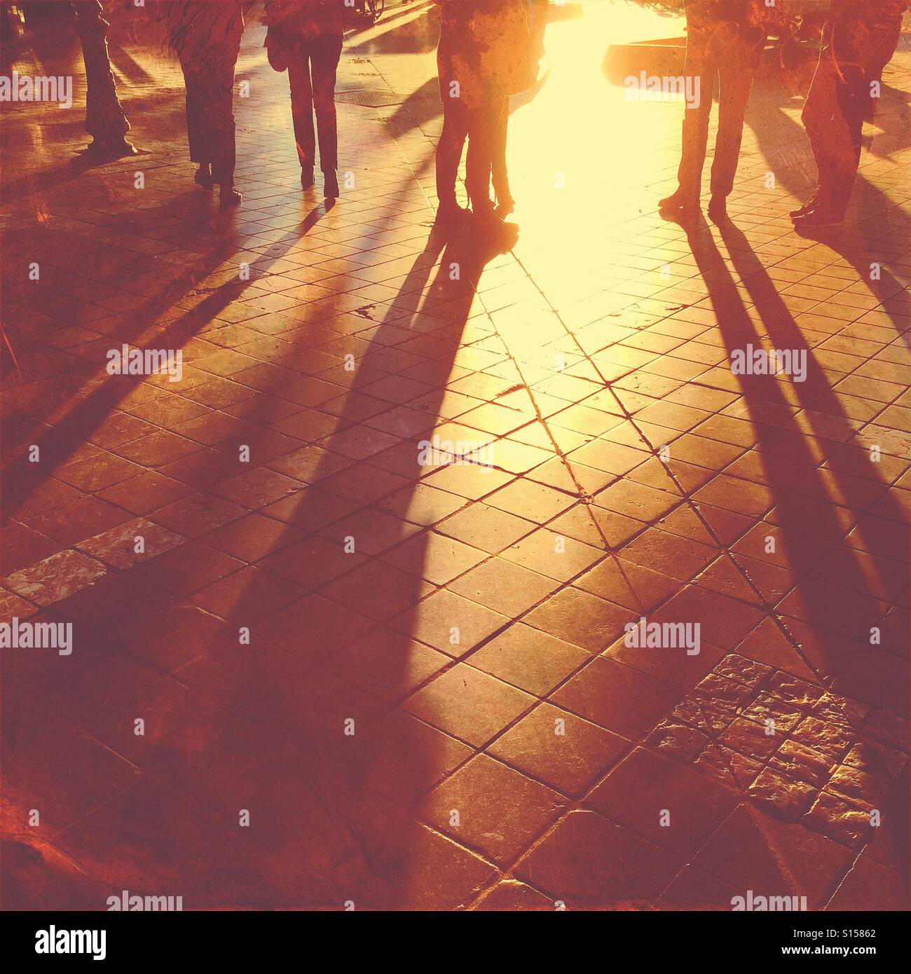 Silhouetten von Menschen stehen in einer Straße - Smartphone-aufgenommenes Stockfoto