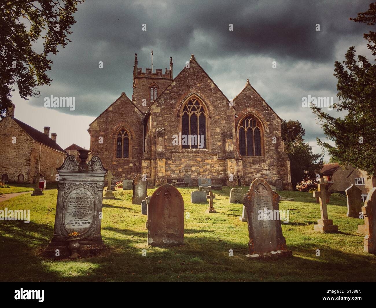 St. Nicholas Church und Friedhof, Henstridge, Somerset, England. - Smartphone-aufgenommenes Stockfoto