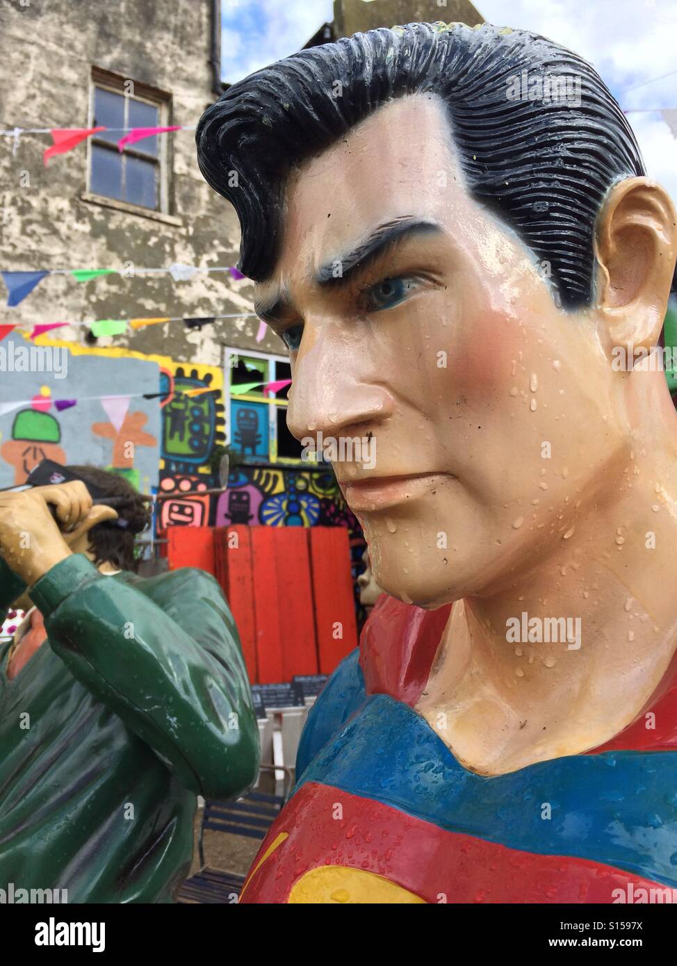 Superman Statue draußen im Regen stehen Stockfoto