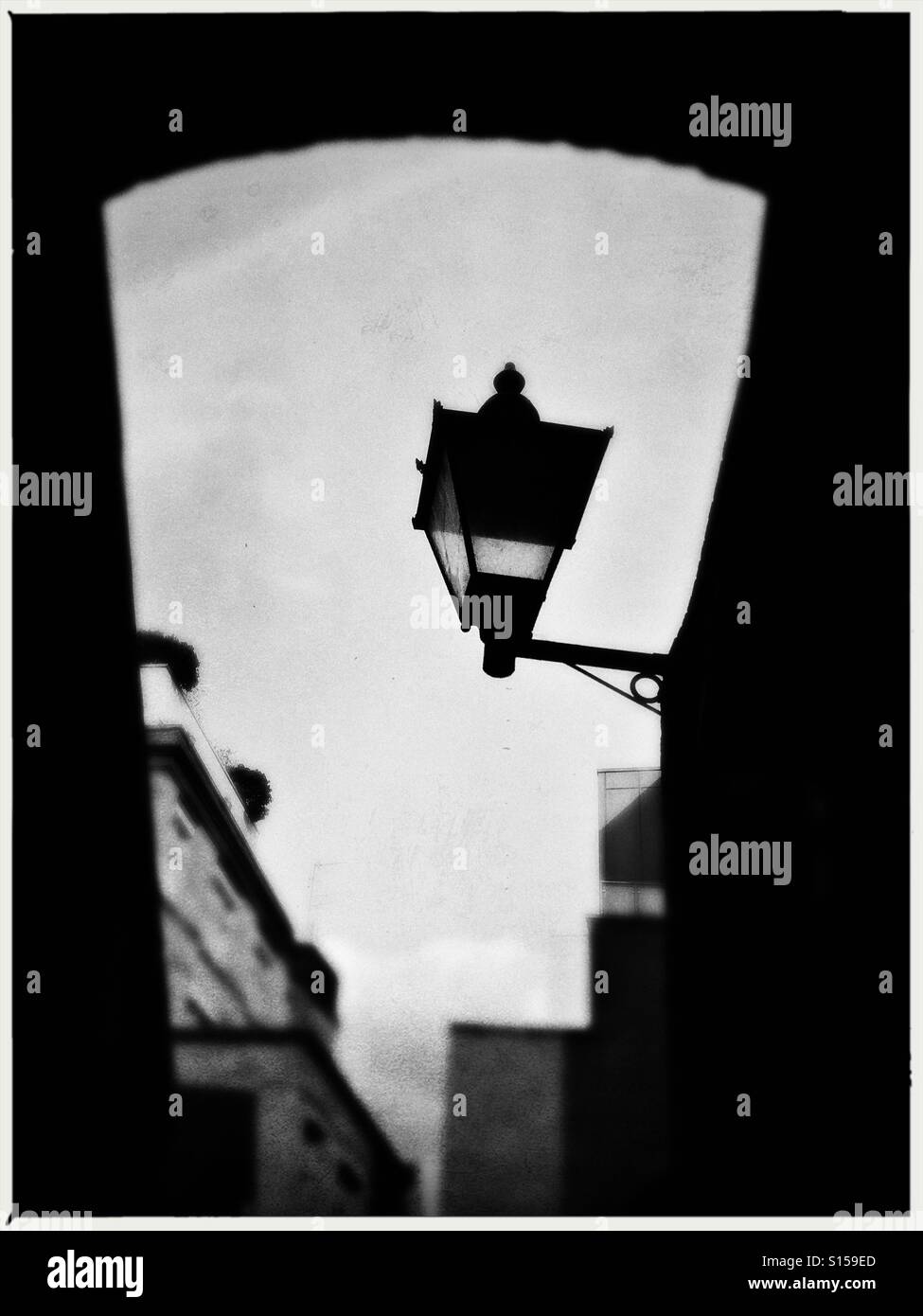 Laternenpfahl in einer London-Gasse Stockfoto