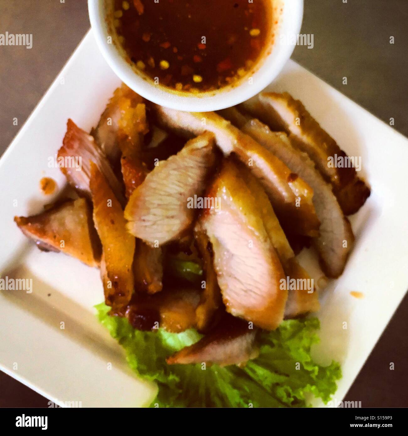 Thailändisches Gericht: Schweinenacken-Rezept, köstliches exotisches asiatisches Essen für Mittagessen, Abendessen, Snack, Menyhs Spezialität scharf - Smartphone-aufgenommenes Stockfoto