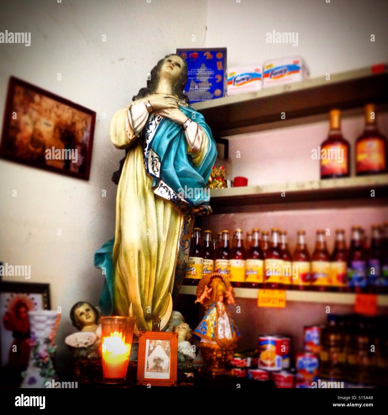 Eine Skulptur der Jungfrau Maria schmückt Zacatlan Bäckerei in Puebla de Zaragoza, Mexiko - Smartphone-aufgenommenes Stockfoto