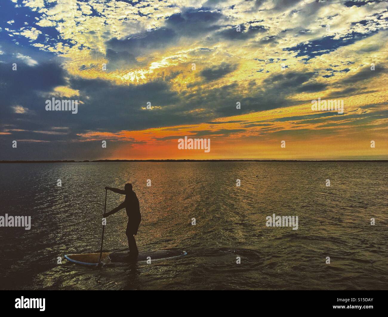 Paddle-boarding entlang der Küste in Provincetown, MA Stockfoto