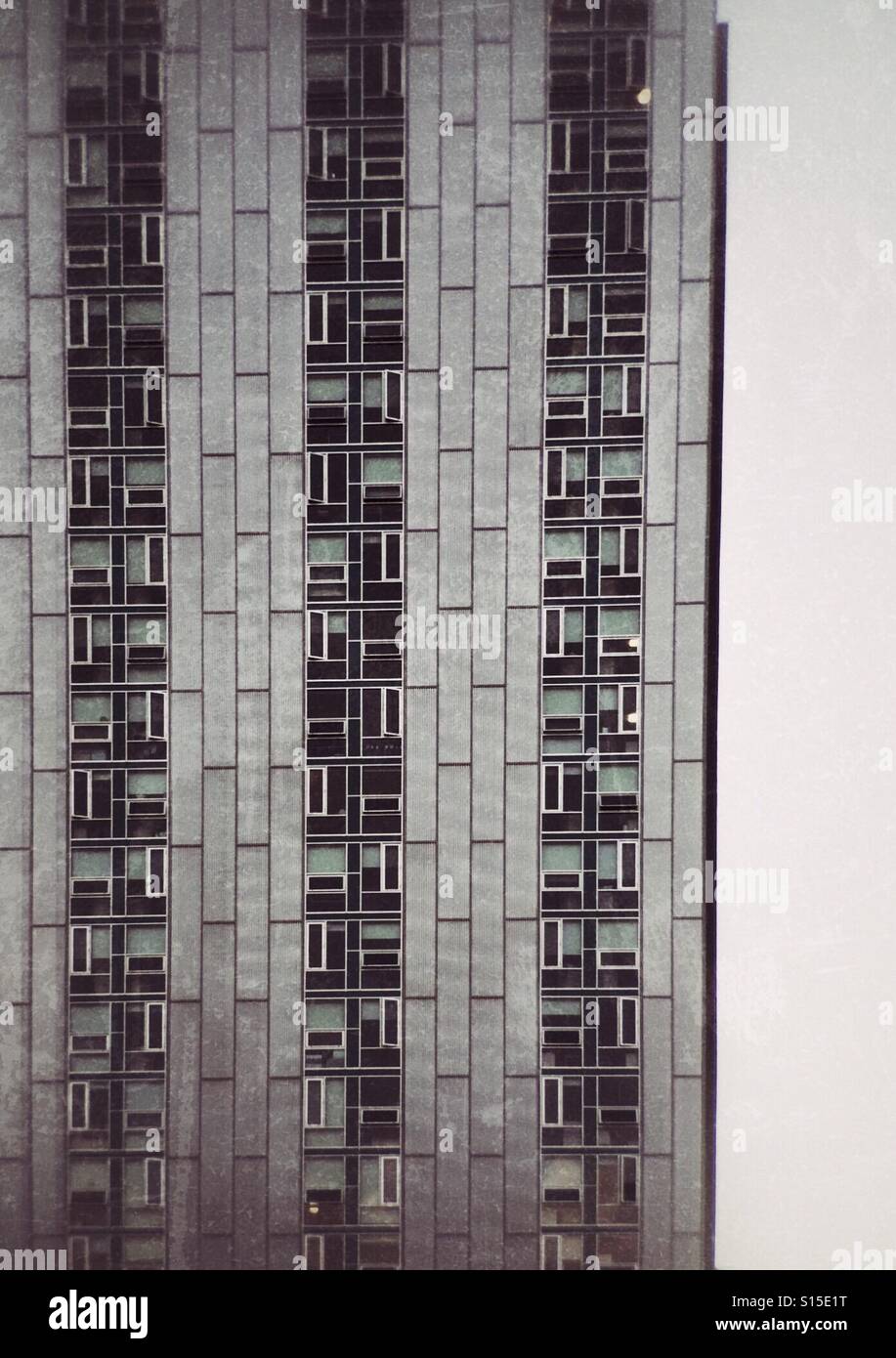 Das Muster von einem Mehrfamilienhaus Windows. - Smartphone-aufgenommenes Stockfoto