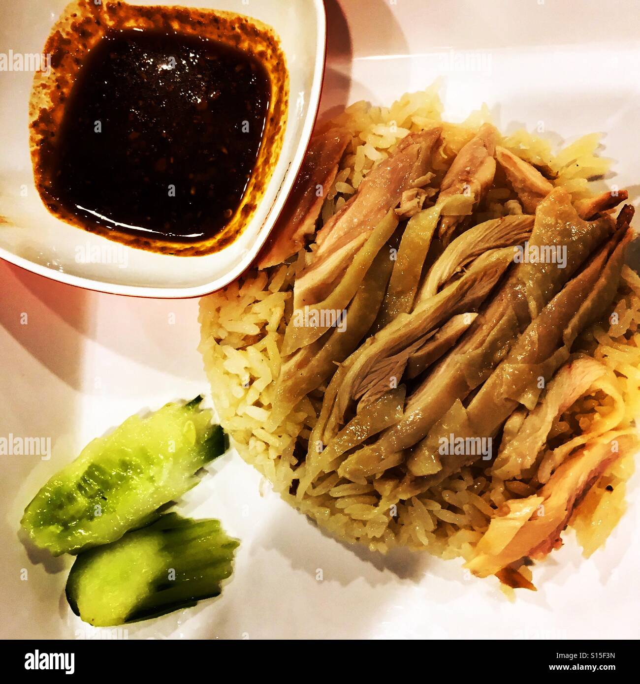 Chicken Rice mit Soße und Gurke von oben in einem Restaurant Küche Essen Snak Dish Menü Enu Lunch Diner Essen Essen leckeres Rezept lecker - Smartphone-aufgenommenes Stockfoto