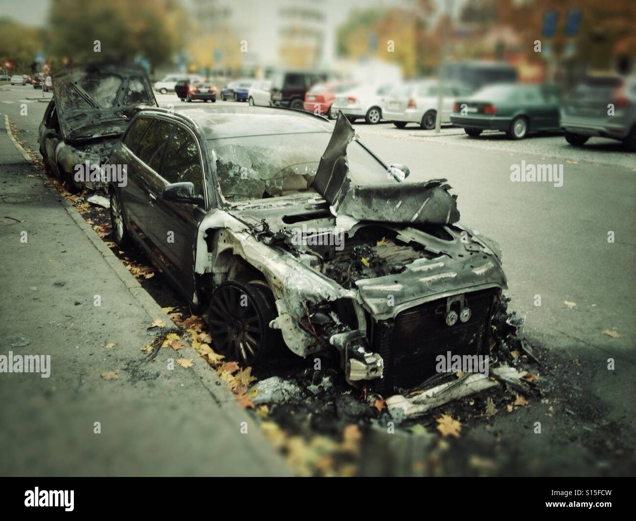 2 Autos in Stockholm ausgebrannt - Smartphone-aufgenommenes Stockfoto