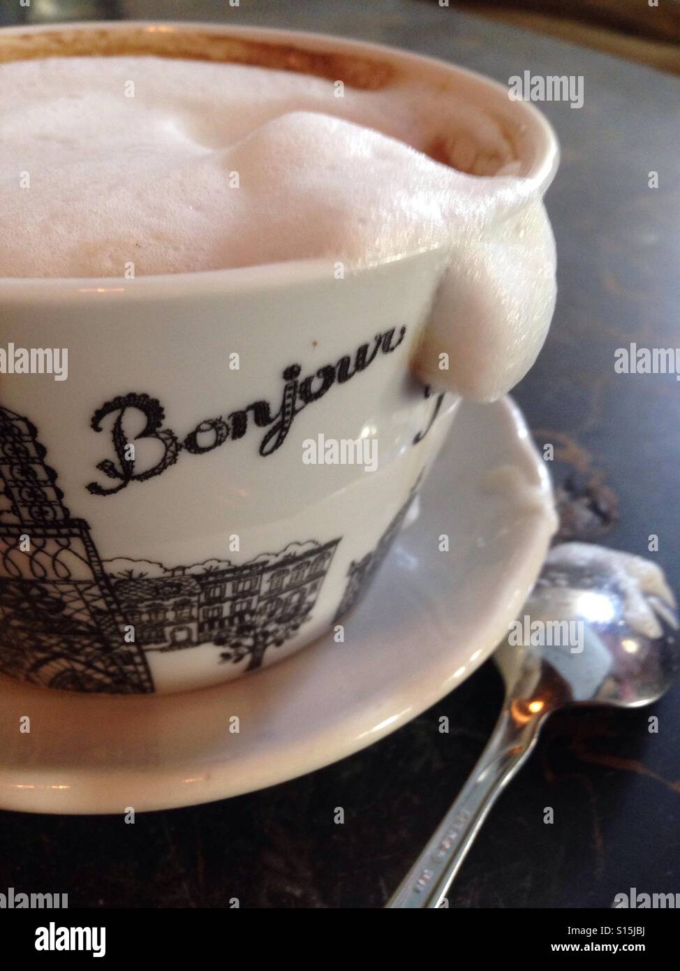 Kaffee, Latte bei einem französischen Café in New York - Smartphone-aufgenommenes Stockfoto