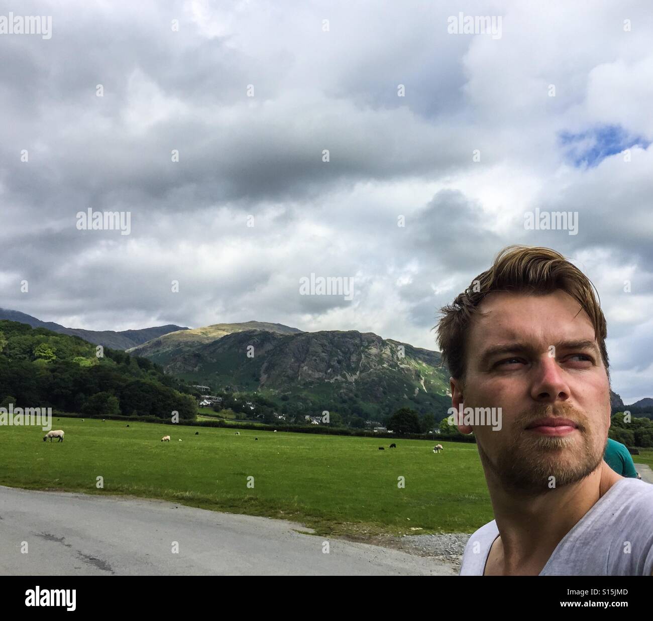Mann mit landschaftlich schönen Bergblick Stockfoto