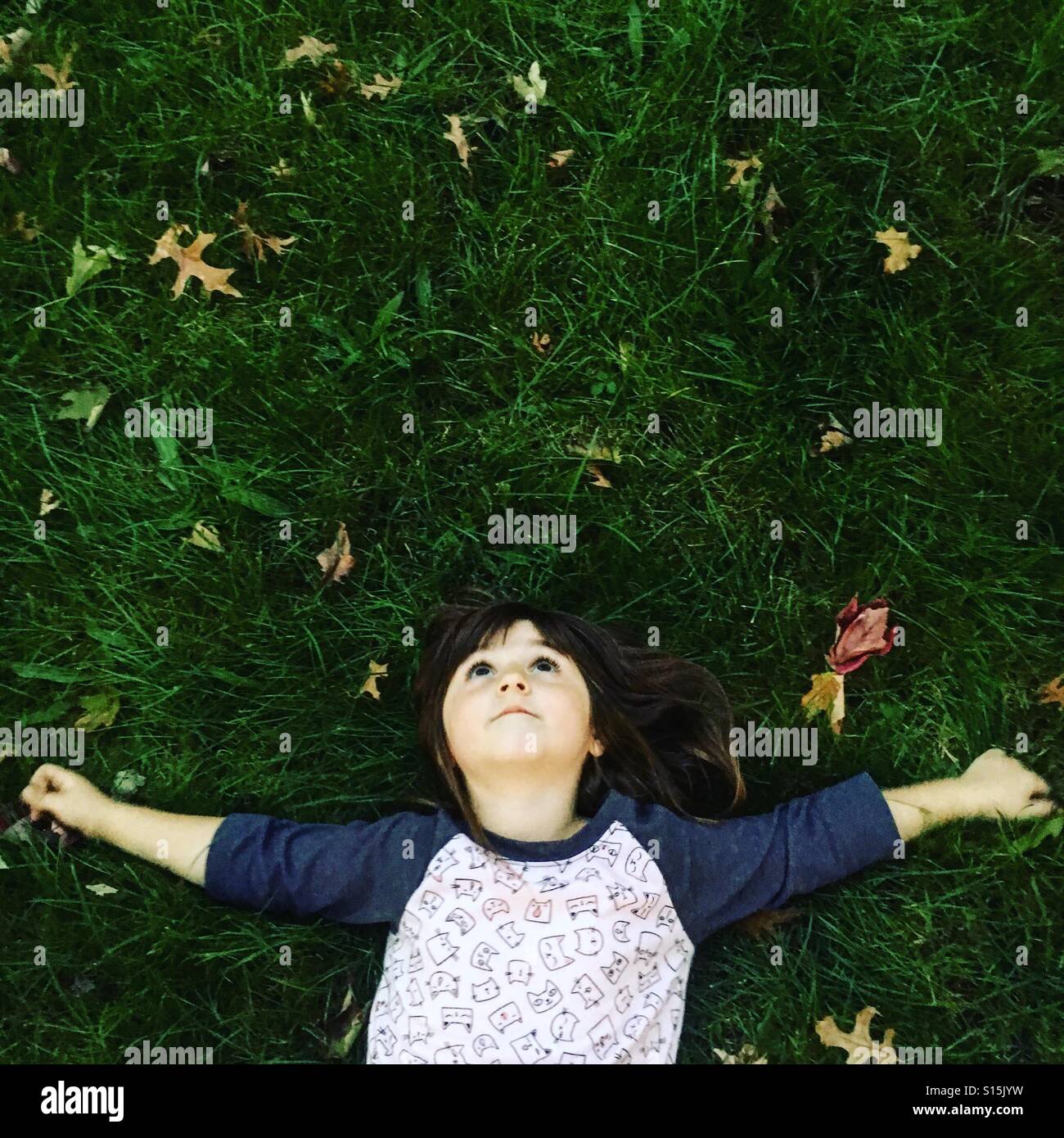 Junges Mädchen im Gras Stockfoto