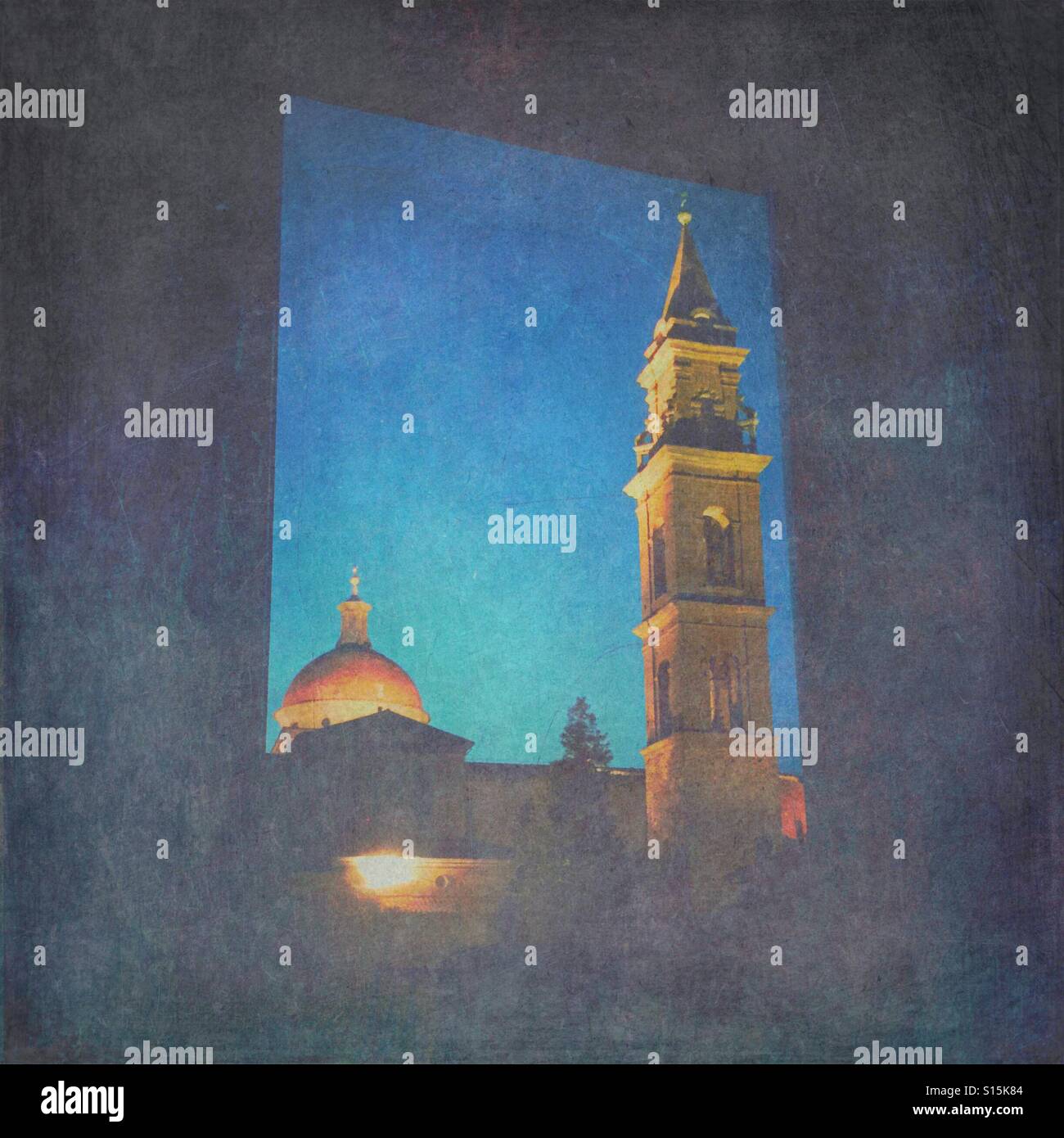 Blick auf die Basilika di Santo Spirito-Kirche in den frühen Morgenstunden während der blauen Stunde, durch Fenster gesehen. Vintage-Papier Textur-Overlay. Stockfoto