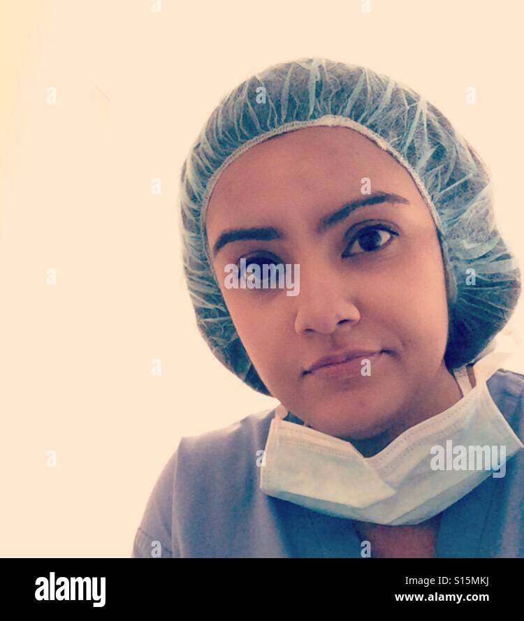 Junge Ärztin im OP Peelings Stockfoto