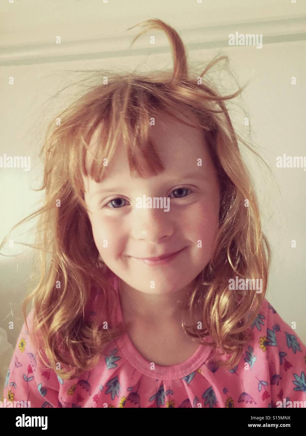 6 Jahre alten Mädchen mit strubbeligem Haar aufwachen Stockfoto