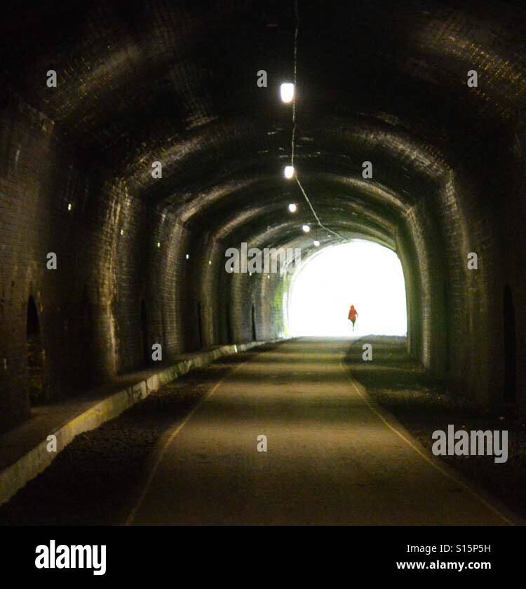 Licht am Ende des Tunnels, Monsal Trail. - Smartphone-aufgenommenes Stockfoto