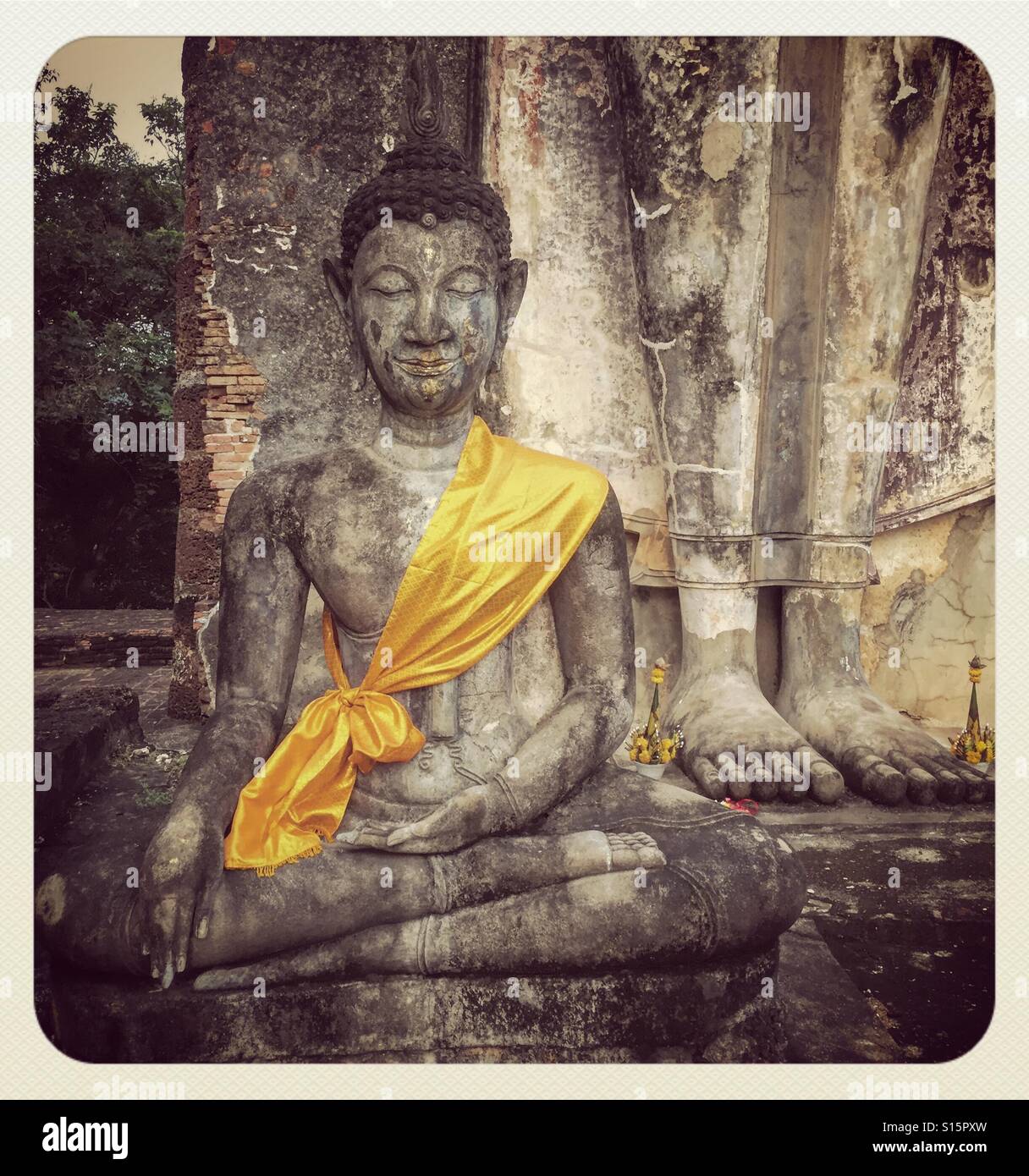 Buddha-Statue im Wat Saphan Hin in Sukhothai - Smartphone-aufgenommenes Stockfoto