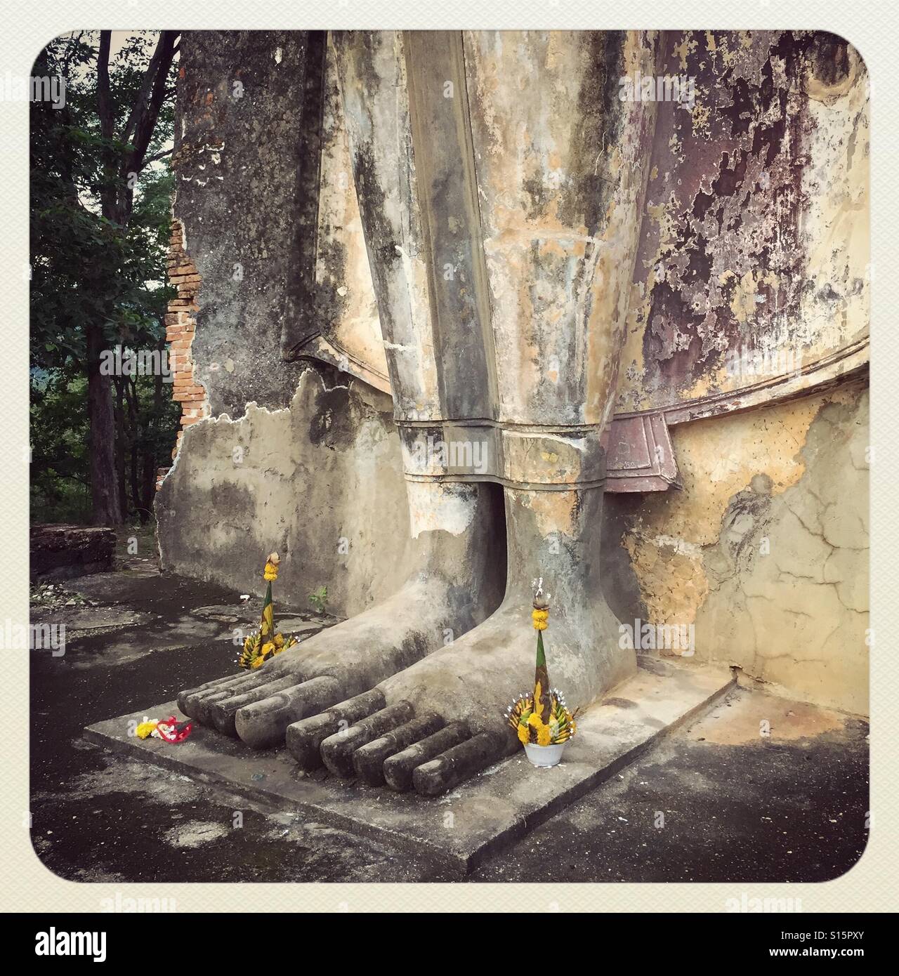 Das Gefühl von Buddha im Wat Saphan Hin in Sukhothai - Smartphone-aufgenommenes Stockfoto