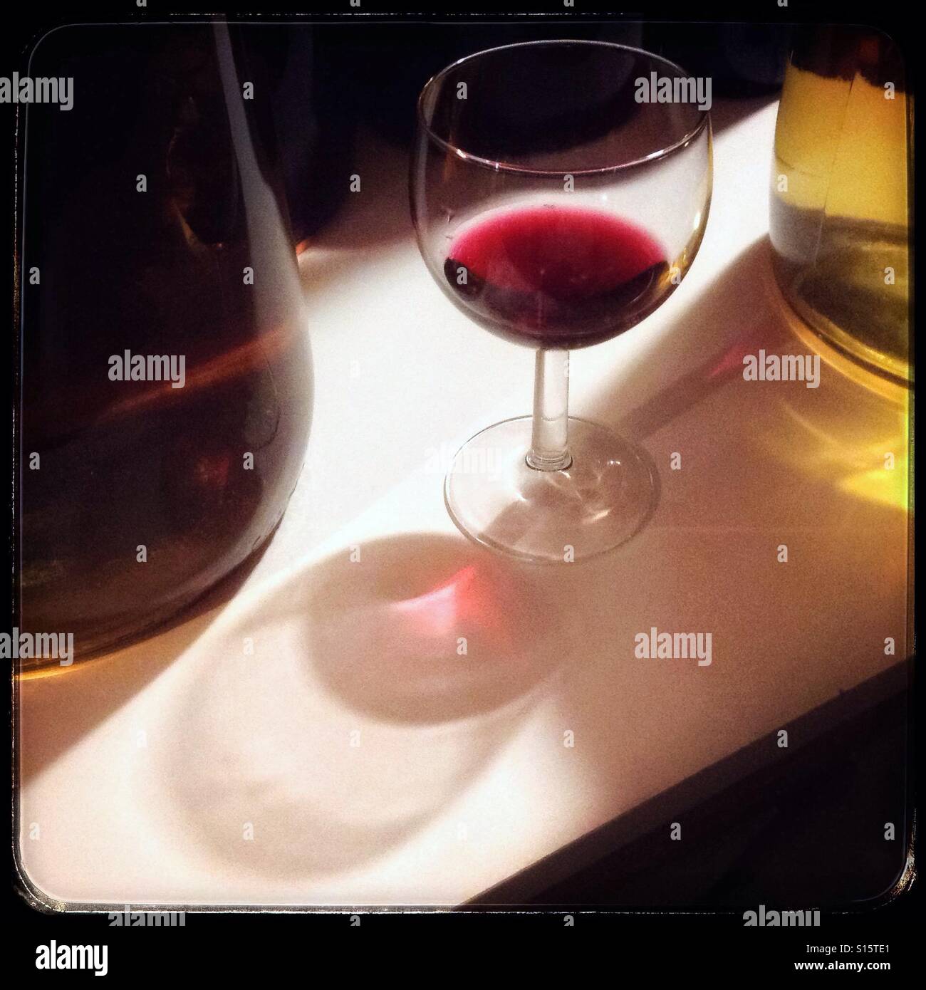 Syrah Saignée - ein rosé gemacht durch die Vergärung von des frisch gepressten Saftes ohne Felle, Spanien. - Smartphone-aufgenommenes Stockfoto