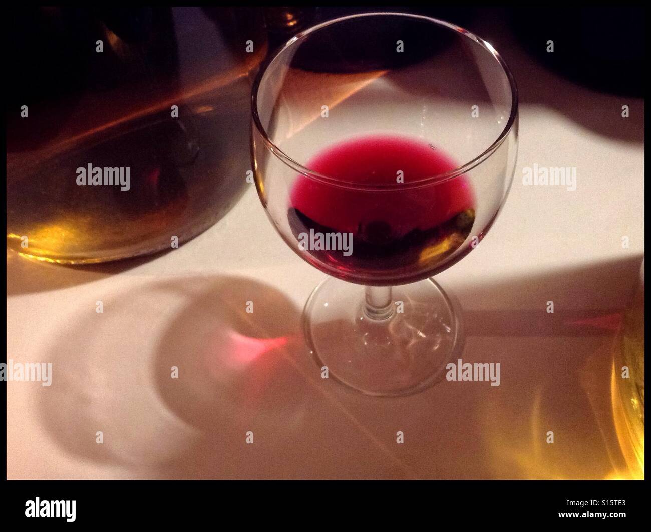 Syrah Saignée - ein rosé gemacht durch die Vergärung von des frisch gepressten Saftes ohne Felle, Spanien. - Smartphone-aufgenommenes Stockfoto