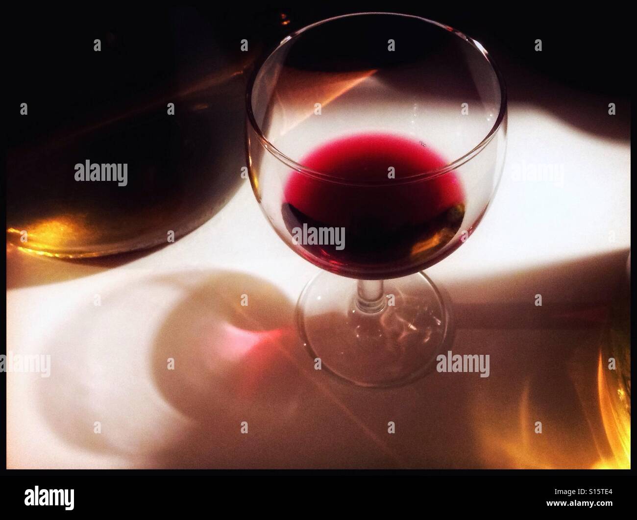 Syrah Saignée - ein rosé gemacht durch die Vergärung von des frisch gepressten Saftes ohne Felle, Spanien. - Smartphone-aufgenommenes Stockfoto