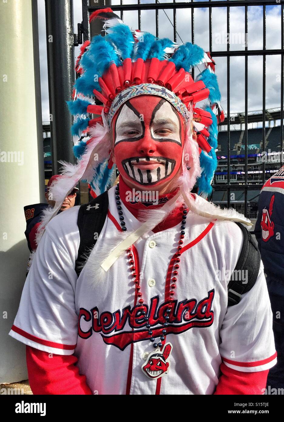 Gekleidet mit Federn und Farbe, ein Cleveland Indians Fan wartet das Stadion für Spiel 1 der World Series am 25. Oktober 2016 treten. Stockfoto