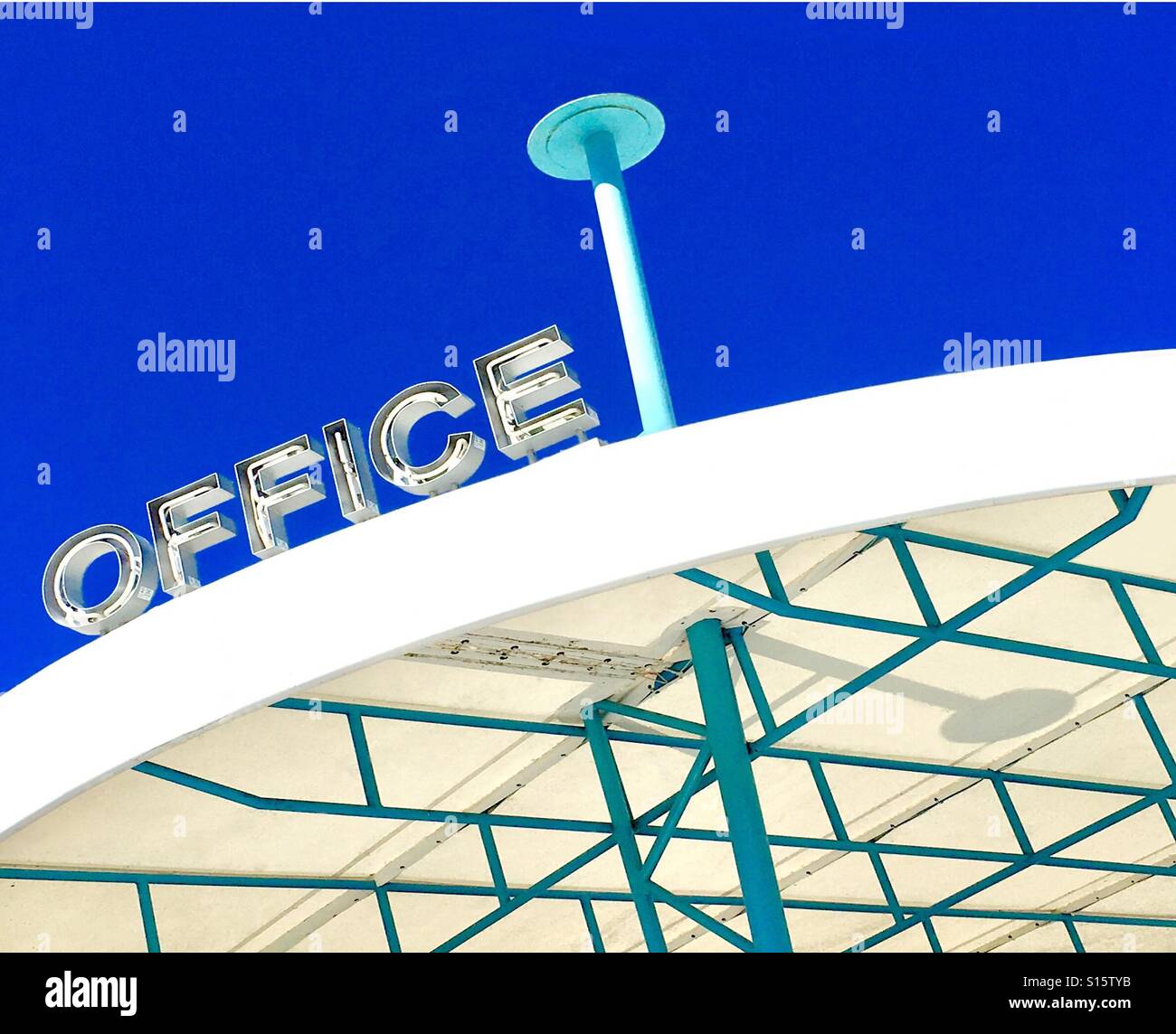 Büro-Schild - Smartphone-aufgenommenes Stockfoto