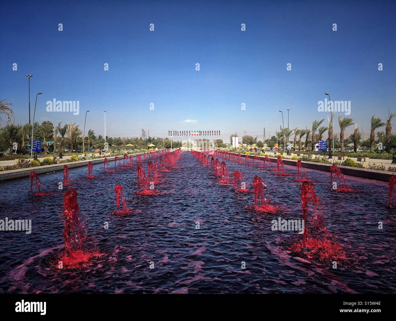 Rote Brunnen vor Khomeini Mausoleum in Teheran, Iran Stockfoto