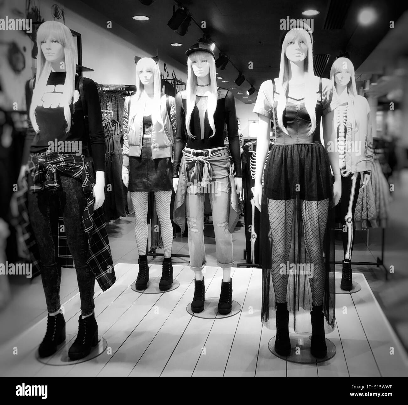 Im Store-Display von weiblichen Schaufensterpuppen tragen modische Kleidung Stockfoto