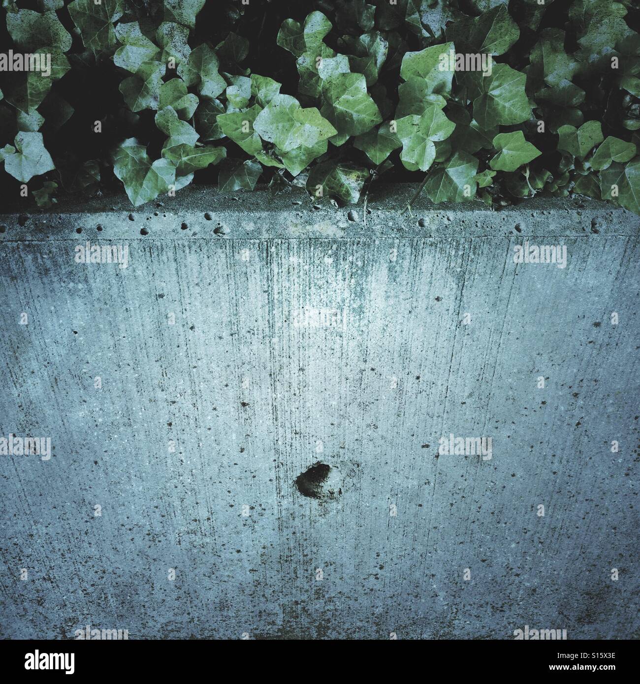 Loch in der Wand - Smartphone-aufgenommenes Stockfoto