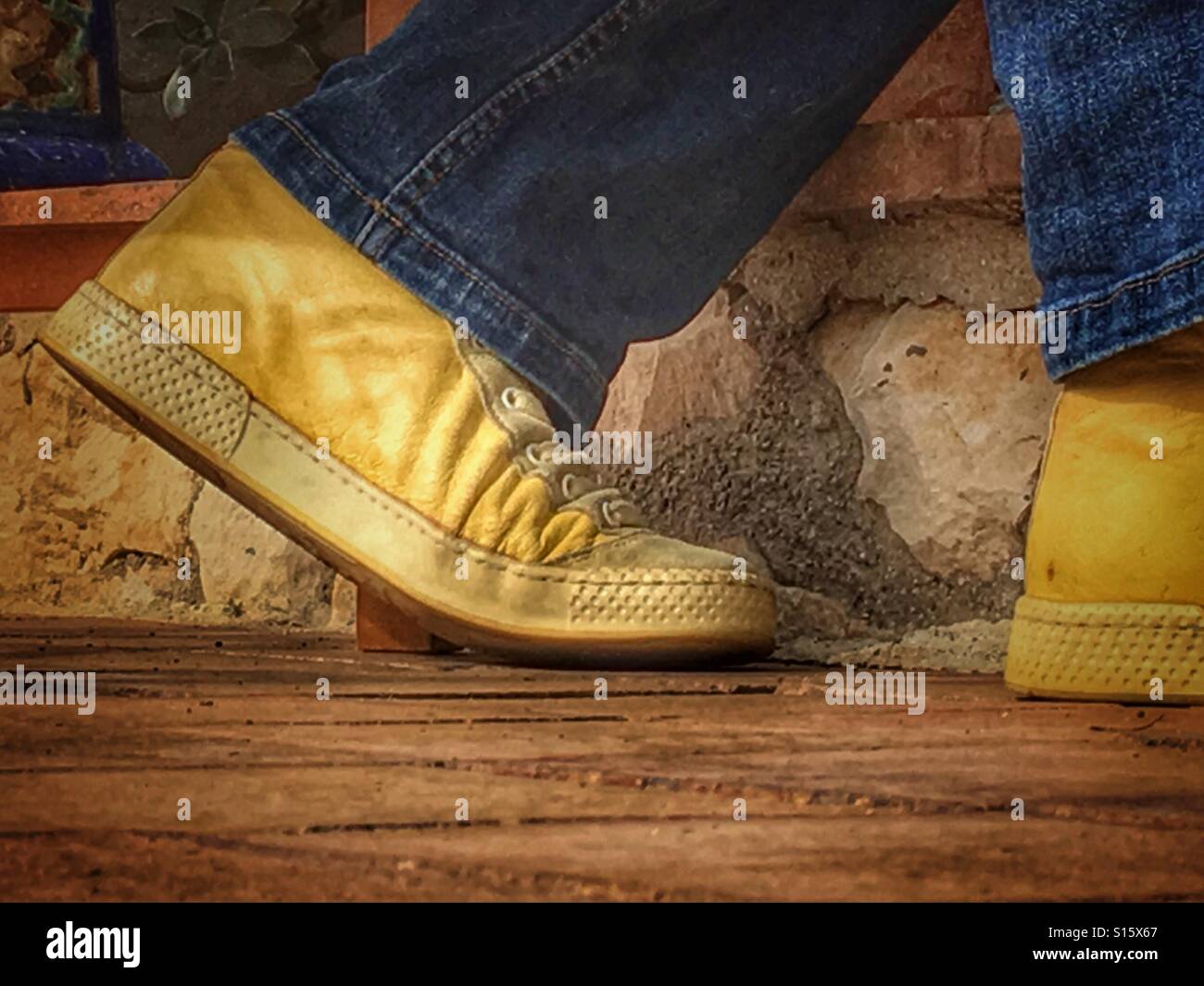 Gelbe Lederschuhe, Wandern Stockfoto