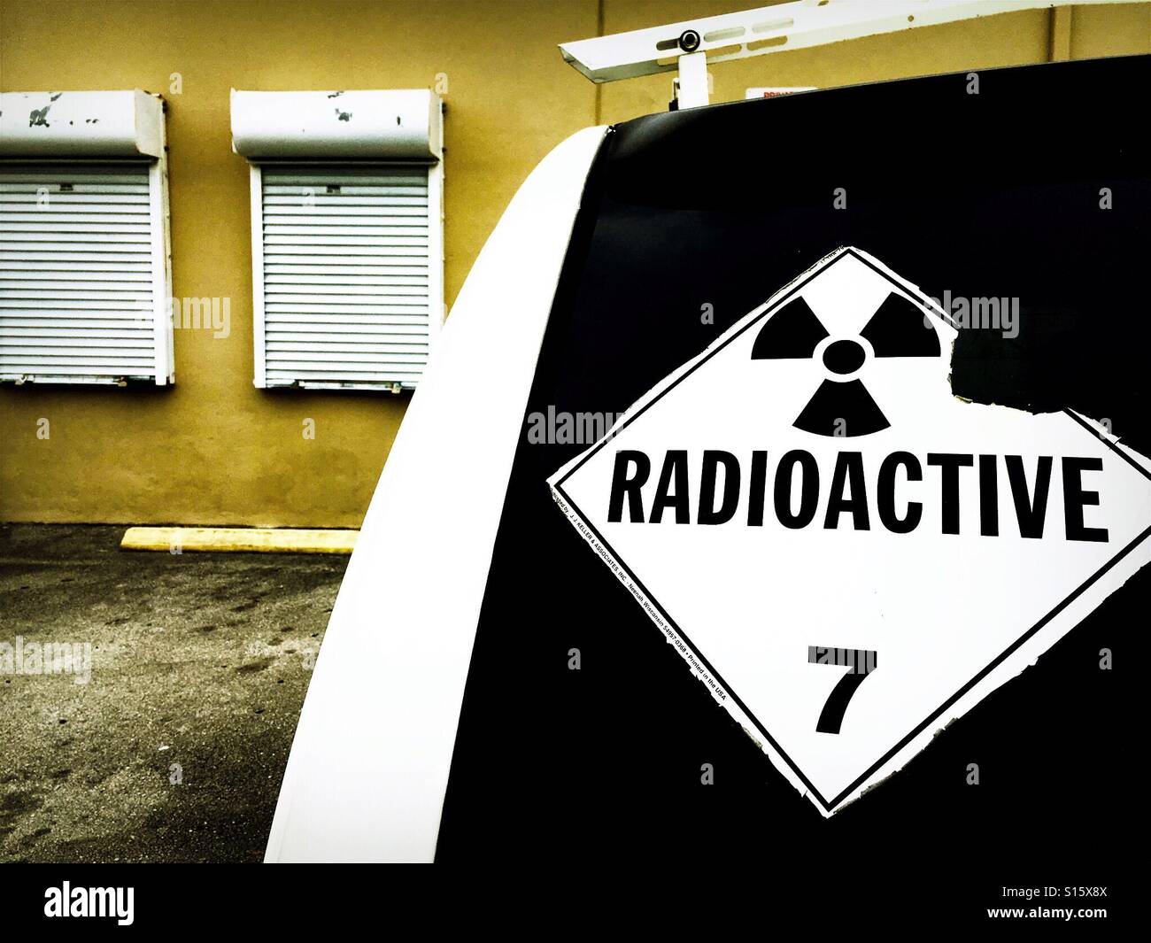 Radioaktives Zeichen auf van Fenster - Smartphone-aufgenommenes Stockfoto