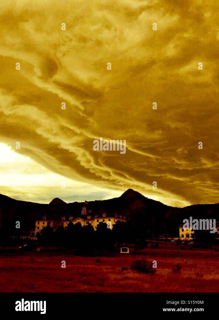 Gruselige Wolken über das Stanley Hotel in Estes Park CO Stockfoto