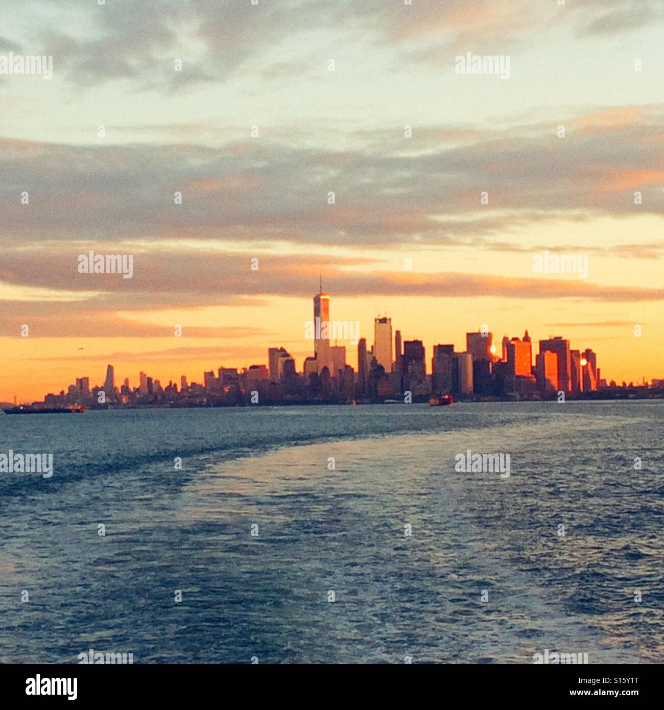 Manhattan Sonnenaufgang von der Staten Island Fähre. New York City, Vereinigte Staaten von Amerika. - Smartphone-aufgenommenes Stockfoto