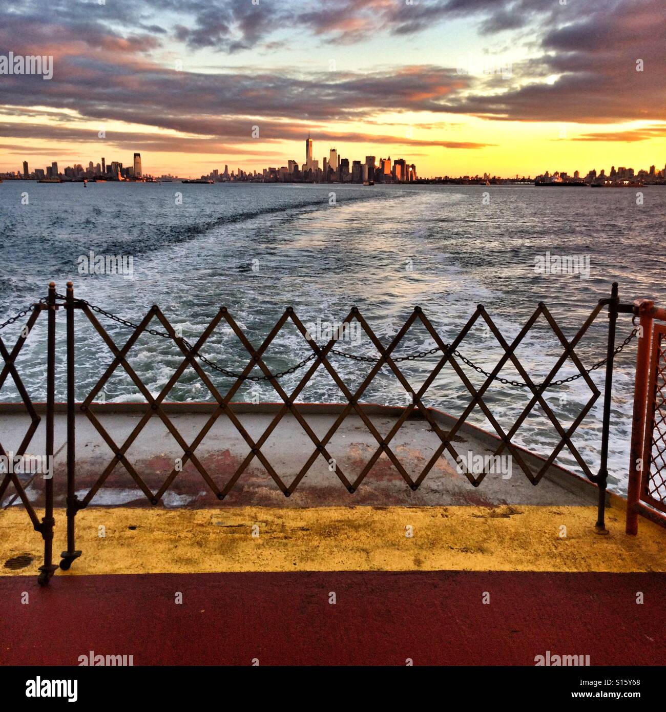 Manhattan Sonnenaufgang von der Staten Island Fähre. New York City, Vereinigte Staaten von Amerika. - Smartphone-aufgenommenes Stockfoto