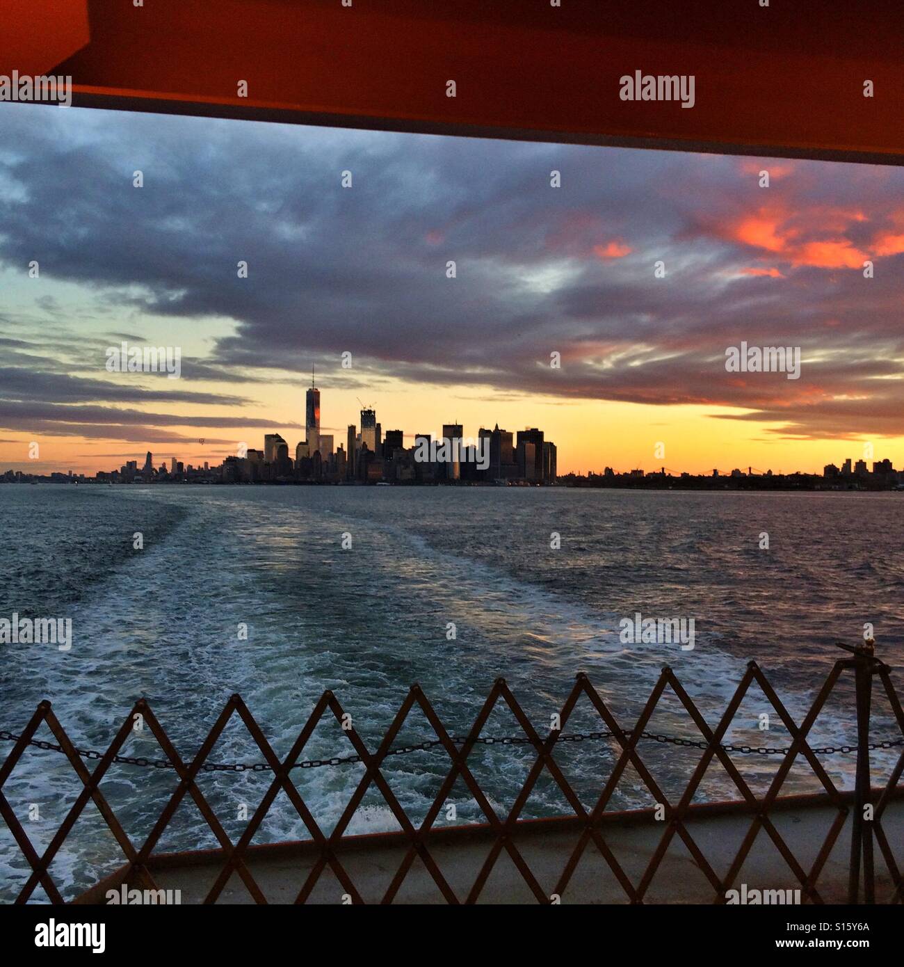 Manhattan Sonnenaufgang von der Staten Island Fähre. New York City, Vereinigte Staaten von Amerika. - Smartphone-aufgenommenes Stockfoto