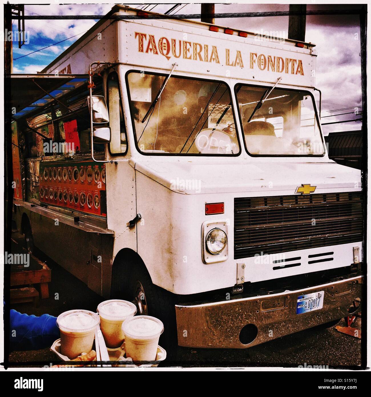 Horchata Getränke im Vordergrund mit einem Taco-Truck im Hintergrund bietet schnelle und köstliche authentische mexikanische Küche. Stockfoto