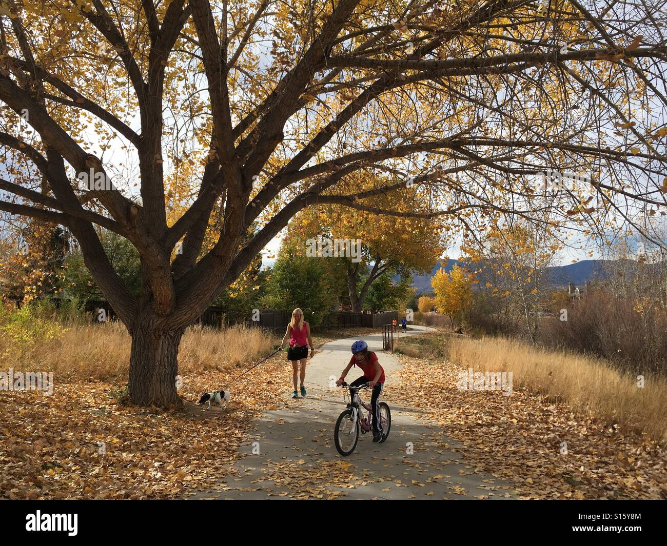 Menschen spazieren gehen und Rad entlang eines Pfads mit Herbst gestreut lässt im Oktober in Colorado Springs, CO. Stockfoto