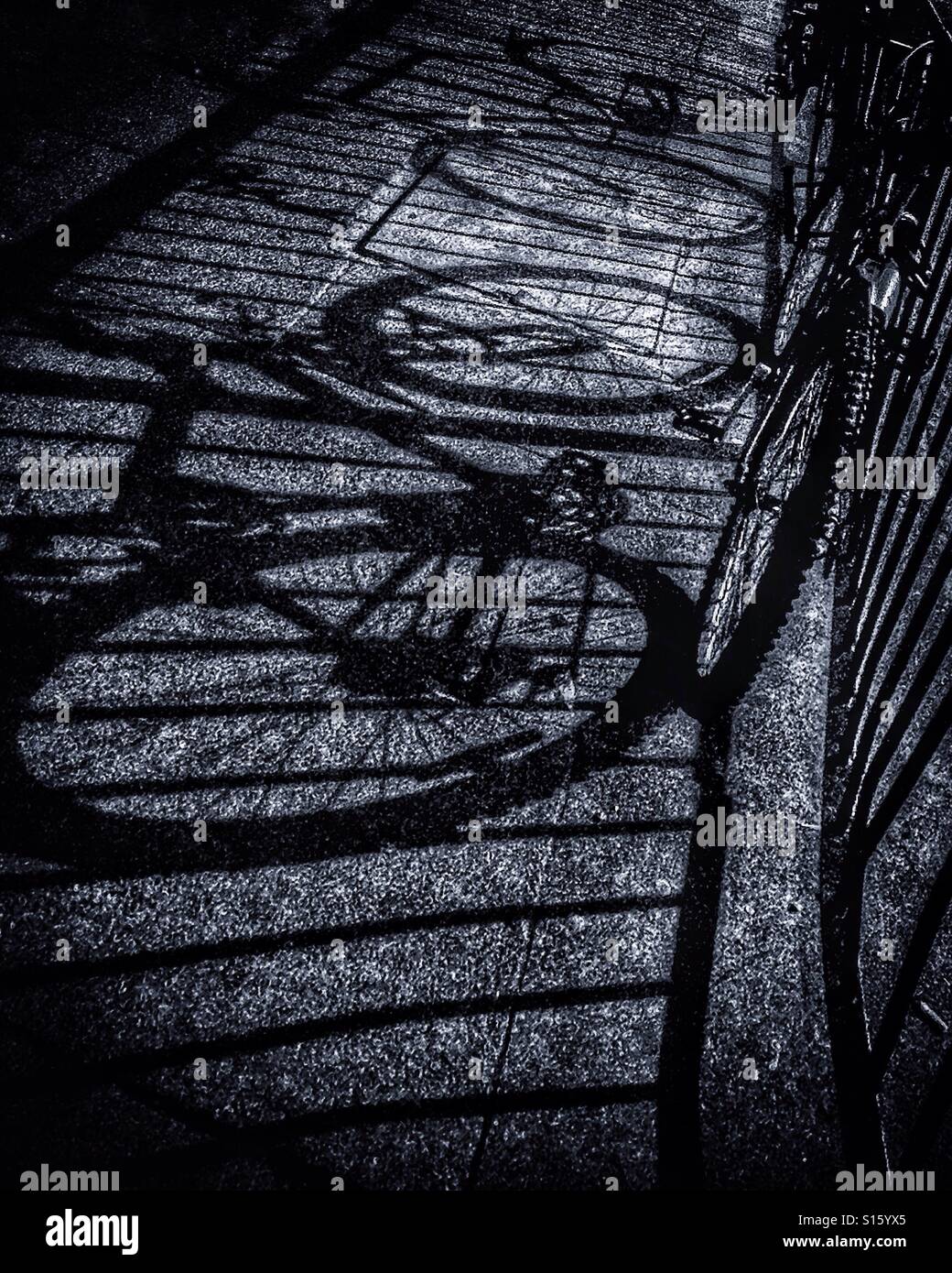 Fahrrad-Schatten in der Nacht. Stockfoto