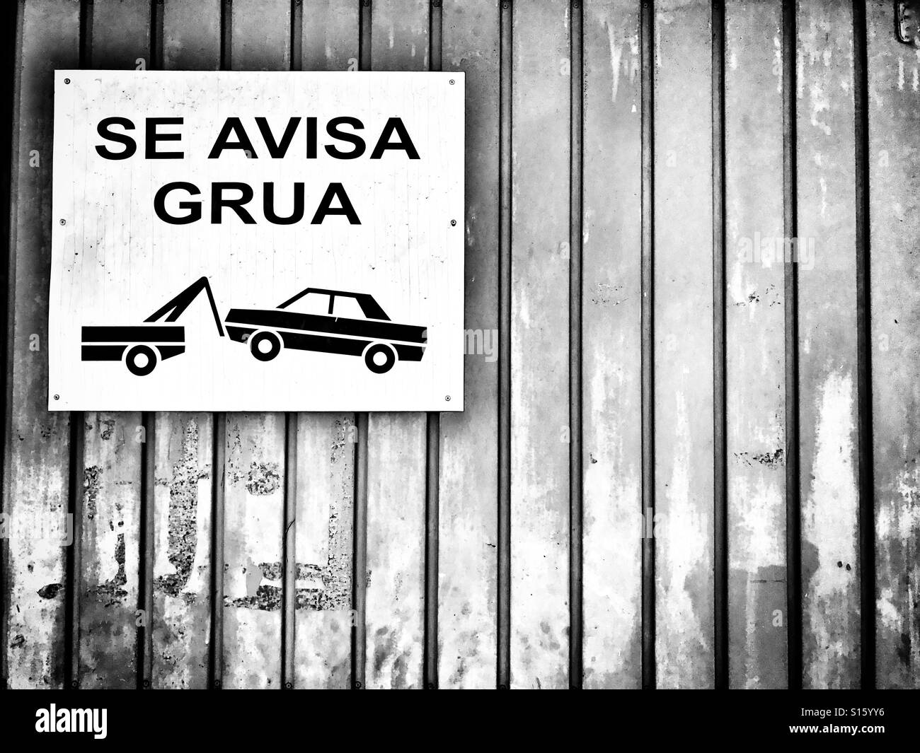 Se Avisa Grua, Zeichen in spanischer Sprache angebracht, Garagentor, Warnung, dass keine Obstruktion verursacht Fahrzeuge abgeschleppt werden - Smartphone-aufgenommenes Stockfoto