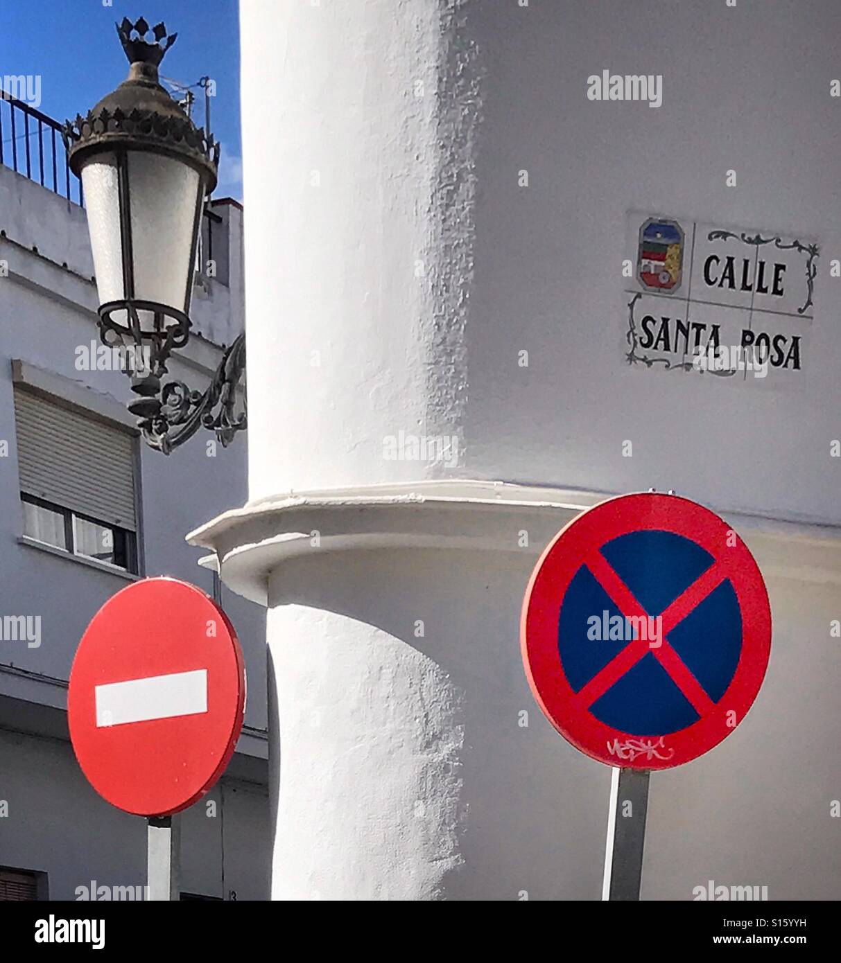 Kein Eintrag und keine wartenden Zeichen neben Straßenecke in Torremolinos, Spanien Stockfoto