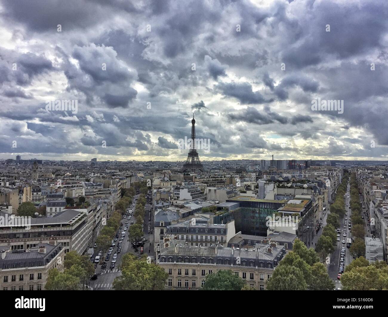 Bewölkten Tag in Paris.  Blick von oben auf Arc d'Triomphe mit Eiffelturm im Hintergrund. Stockfoto