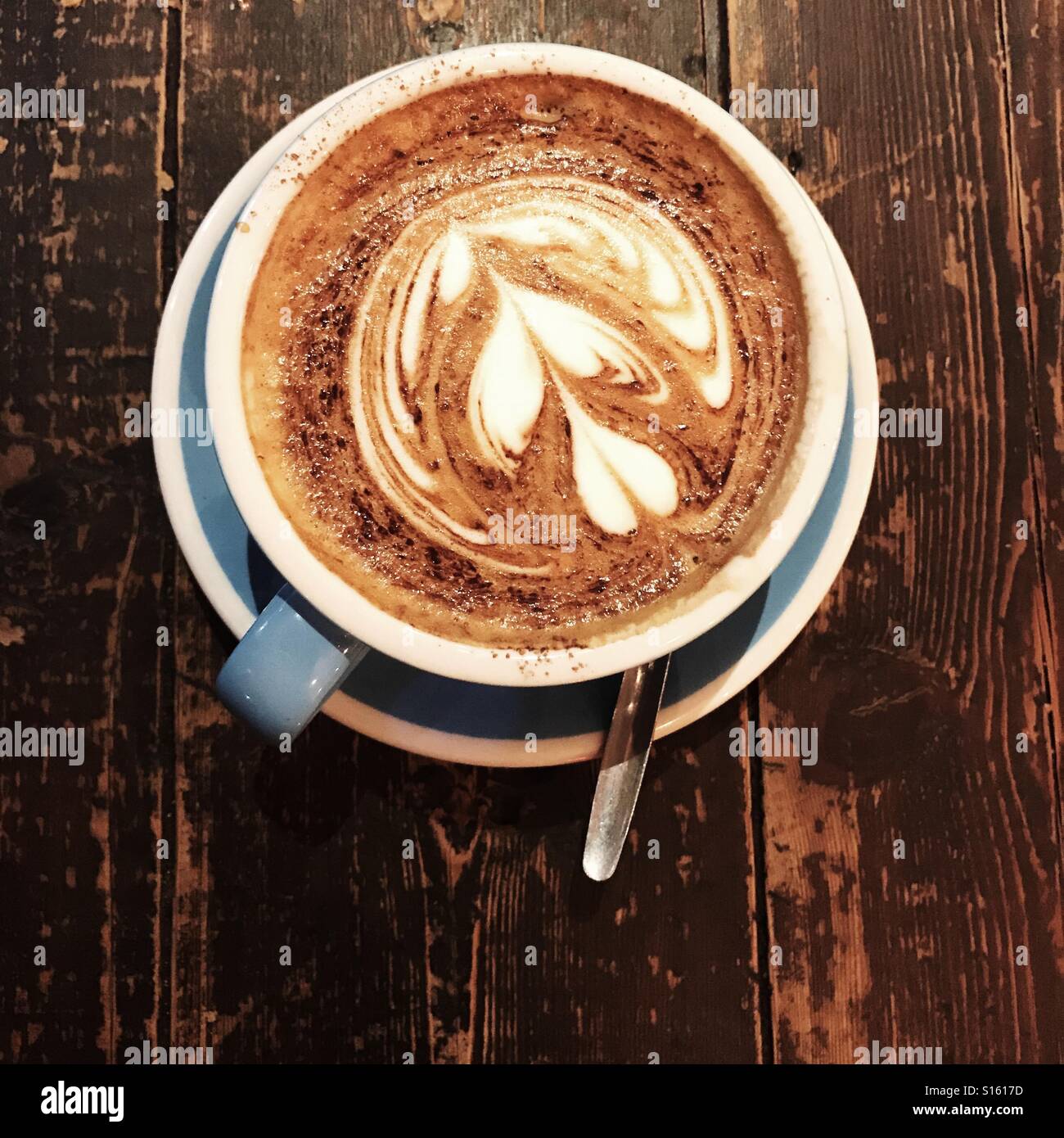 Cappuccino von oben in britischen Coffee-shop Stockfoto